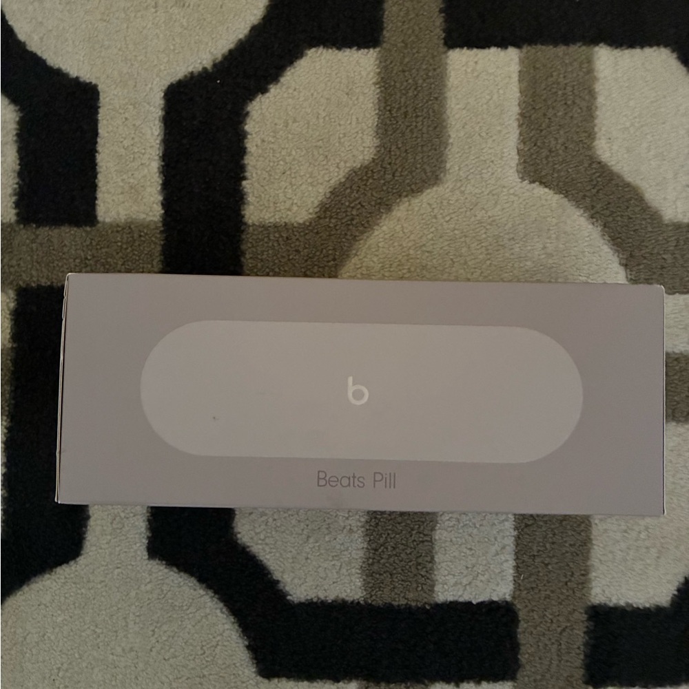 Beats Pill Speaker NIB Kim Kardashian